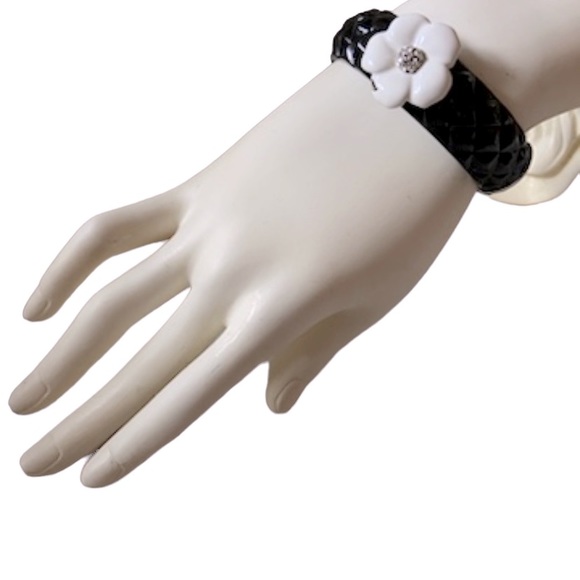 BLACK ENAMEL BANGLE BRACELET W/ A WHITE ENAMEL FLOWER & CZS - Picture 15 of 16